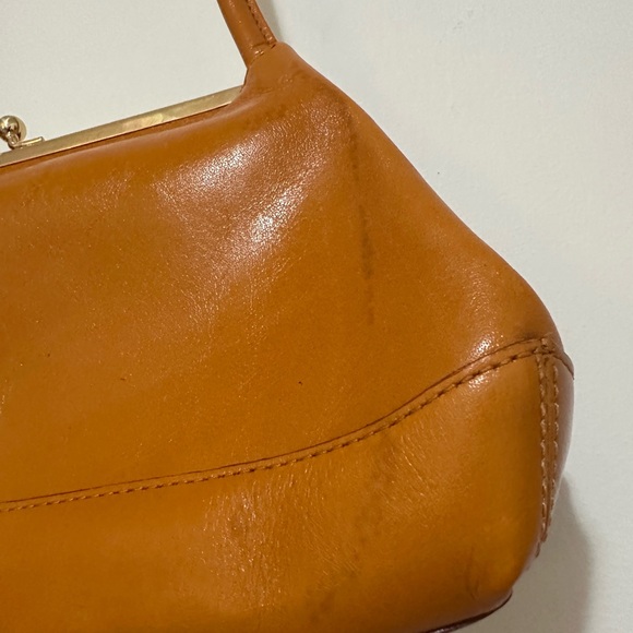 HOBO ‘Gina’ leather shoulder bag in pumpkin orange, with kiss lock closure - Picture 8 of 15